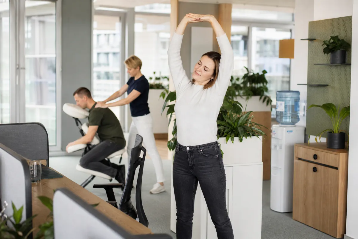 Sodobna pisarna z ergonomskimi delovnimi postajami, stoječimi mizami in kotičkom za počutje